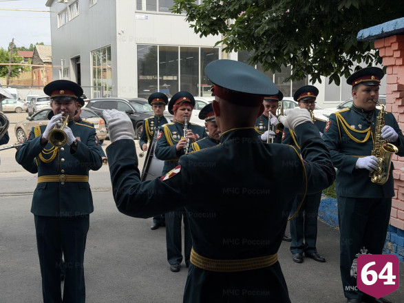В Саратове увековечили память погибших на пожаре сотрудников МЧС